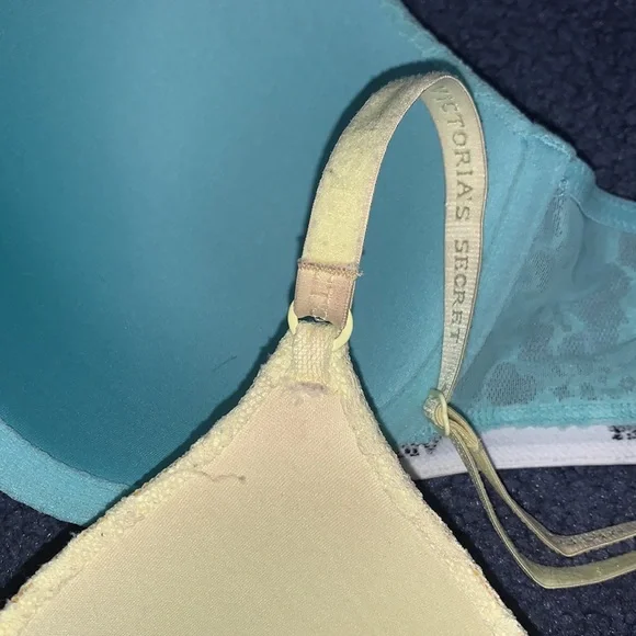 2 Victoria’s Secret bras - Picture 10 of 11